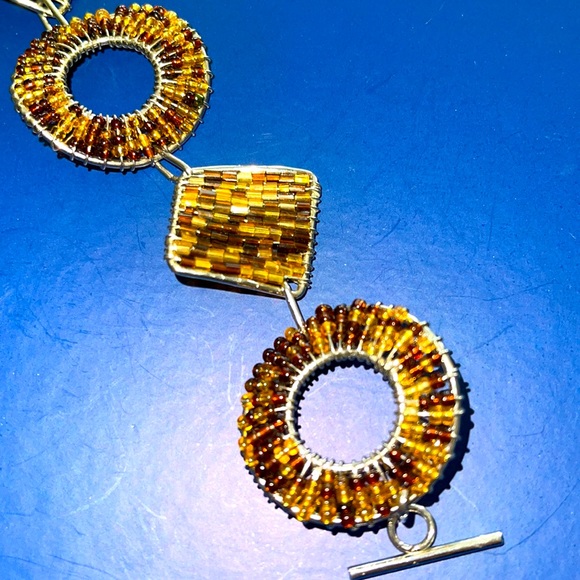 Interesting tortoise colored seed bead wired wrapped woven toggle clasp bracelet - Picture 3 of 12